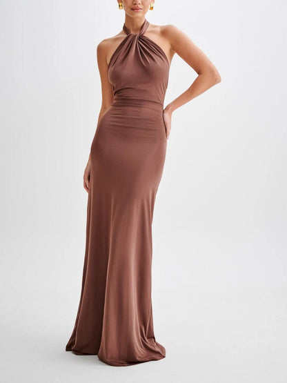 Slinky Halter Maxi Dress – Elegantie die binnenkomt zonder een woord te zeggen