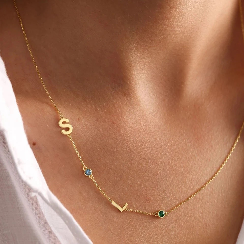Op maat gemaakte ketting met initialen en geboortesteen.