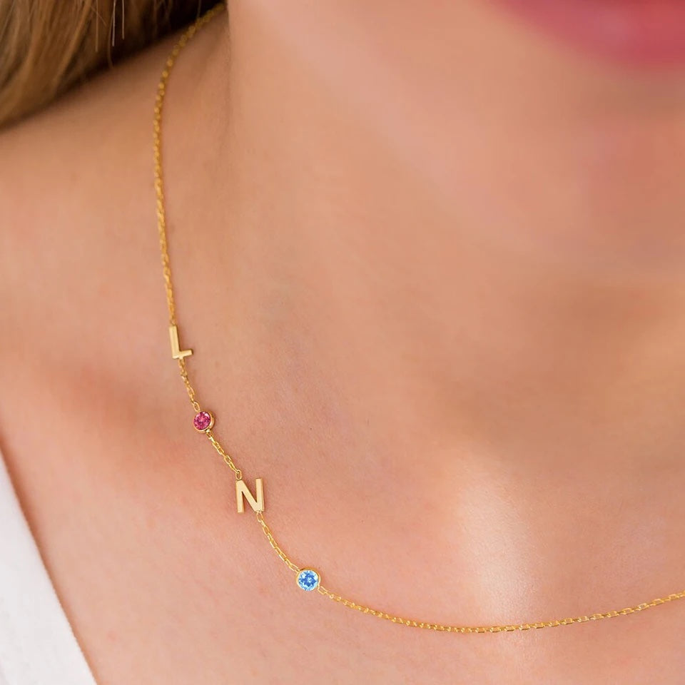 Op maat gemaakte ketting met initialen en geboortesteen.