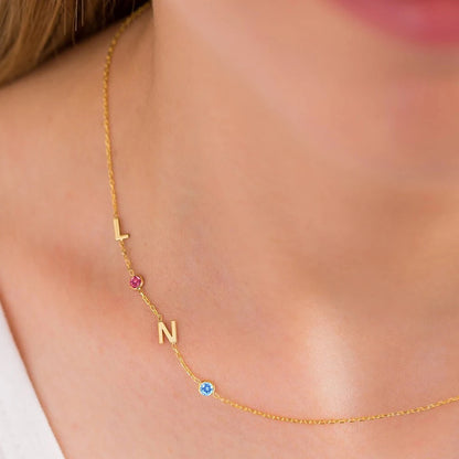 Op maat gemaakte ketting met initialen en geboortesteen.