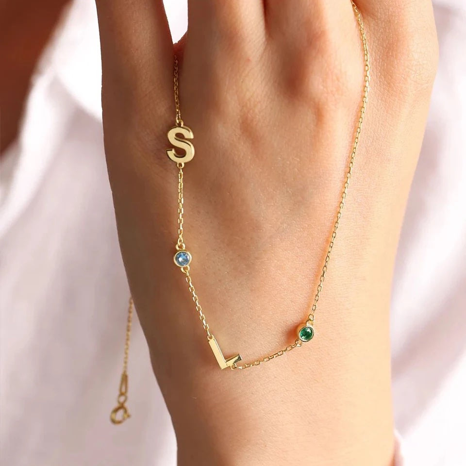 Op maat gemaakte ketting met initialen en geboortesteen.