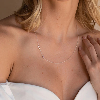 Op maat gemaakte ketting met initialen en geboortesteen.