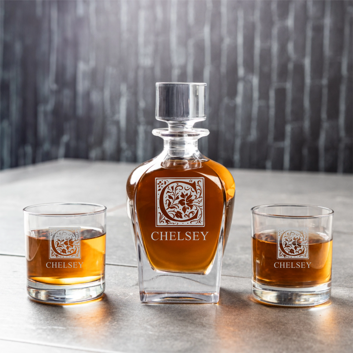Gepersonaliseerde Tudor-karafset met whiskyglazen
