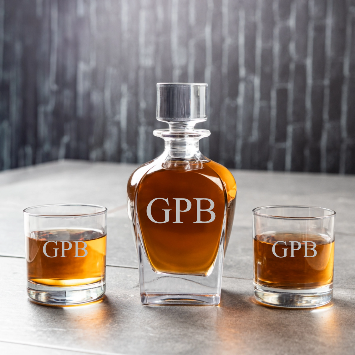 Gepersonaliseerde Tudor-karafset met whiskyglazen