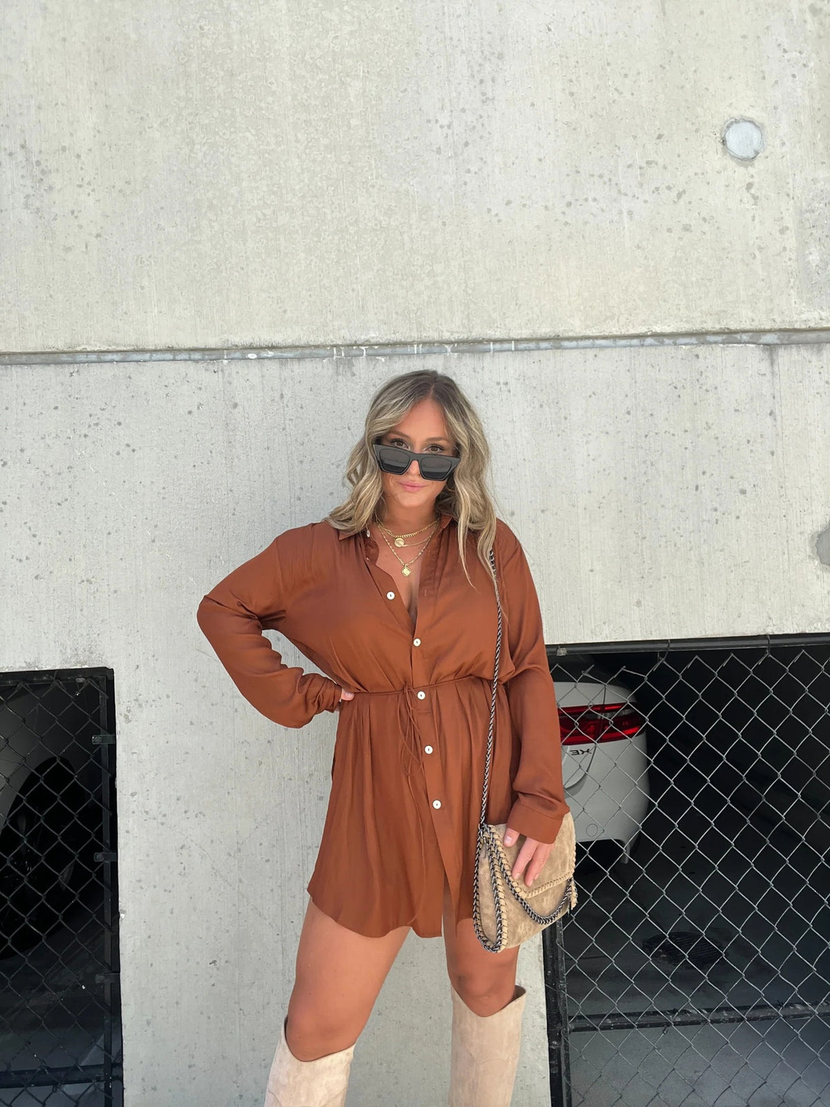 Cognac & Navy Shirt Dress – het tijdloze silhouet met moderne flair