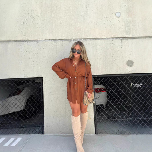 Cognac & Navy Shirt Dress – het tijdloze silhouet met moderne flair