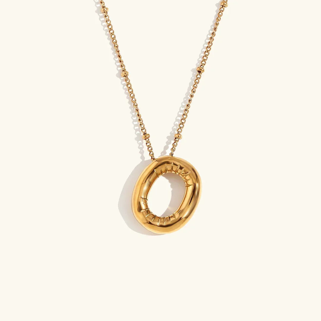 Gouden ketting met ballon-initiaal