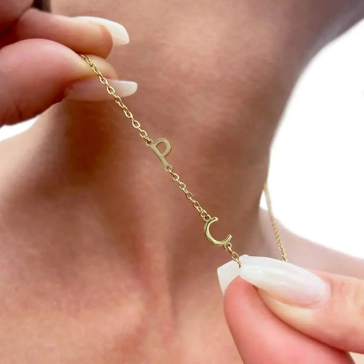 Charmify | Gepersonaliseerde ketting met zij-initialen voor een persoonlijke touch