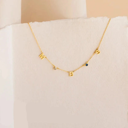 Verfijnde ketting met initiaal en geboortesteen op maat