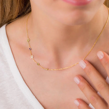 Op maat gemaakte ketting met initialen en geboortesteen.