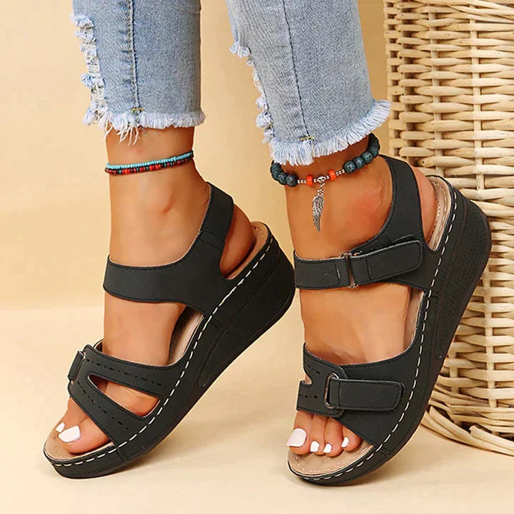 Sandy – Comfortabele sleehak-sandalen