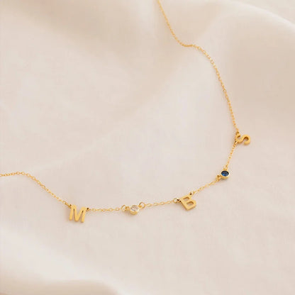 Verfijnde ketting met initiaal en geboortesteen op maat