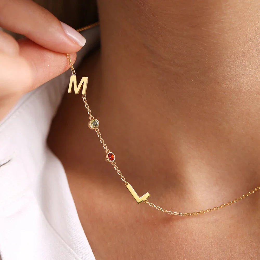 Op maat gemaakte ketting met initialen en geboortesteen.