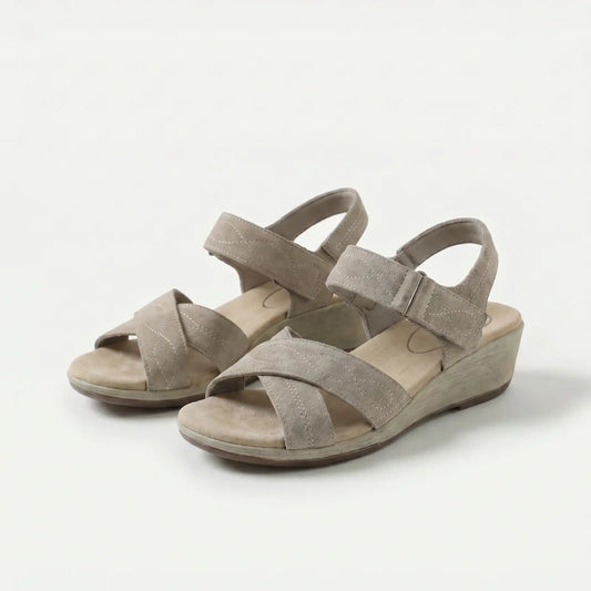 Holly – Warme elegantie in zacht taupe