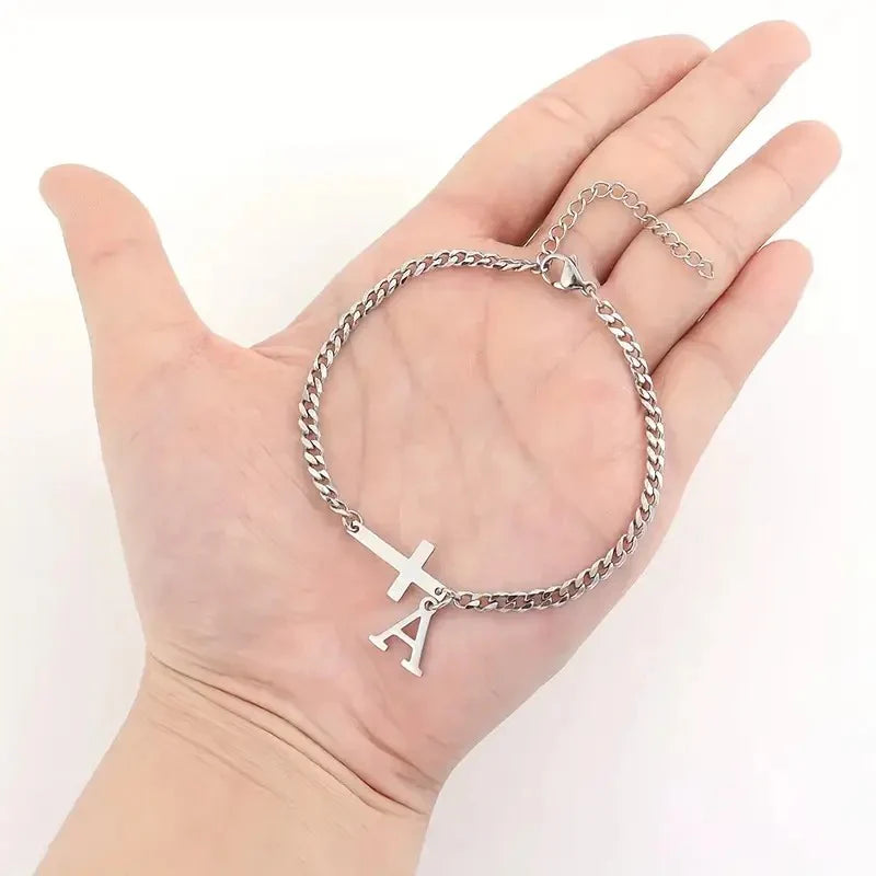 GraceInitial | Armband met kruisbedel