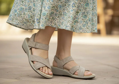 Holly – Warme elegantie in zacht taupe