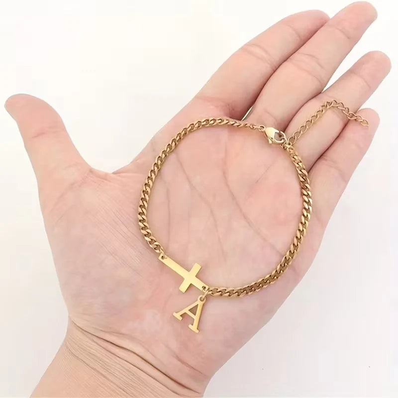 GraceInitial | Armband met kruisbedel
