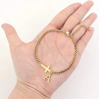 GraceInitial | Armband met kruisbedel