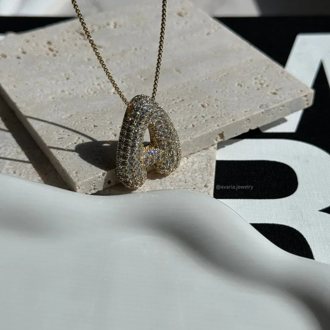 Ketting met diamant en initiaal in 'bubble'-stijl