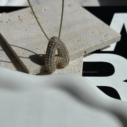 Ketting met diamant en initiaal in 'bubble'-stijl