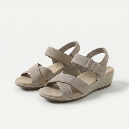 Holly – Warme elegantie in zacht taupe