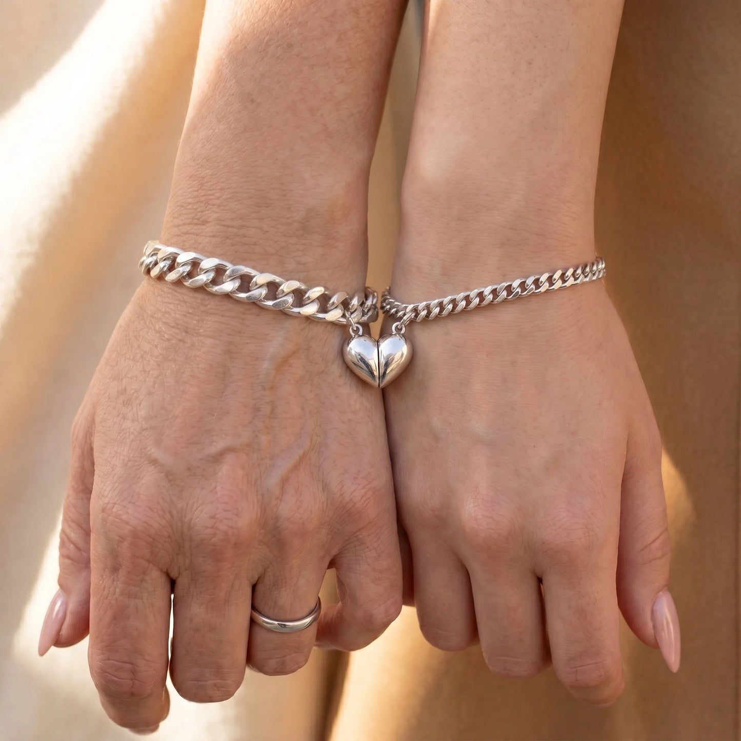 Set bijpassende armbanden met magnetisch hart